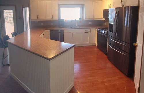 Bellevue Casa | Large Fam Friendly Home - Hot Tub- Air Conditioning - Game Room - Child Friendly
