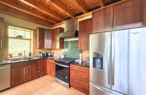 Zionville Cabina | Large Family Cabin - Hot Tub | Views | Game Room