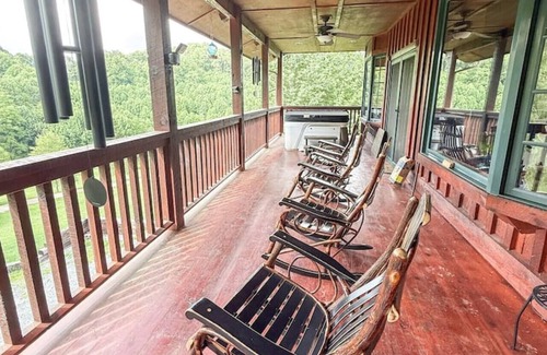 Zionville Cabina | Large Family Cabin - Hot Tub | Views | Game Room