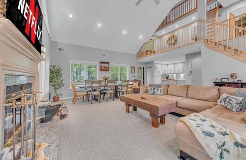 Lake Ariel Casa | Large Family Friendly House on the Fairway Hideout