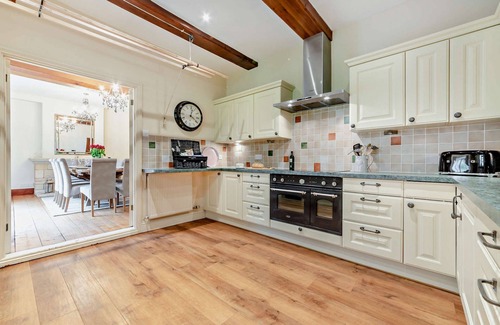 Sedgeberrow Cabaña | Large family and dog friendly Manor House with hot tub - sleeps 10 guests in 5 bedrooms