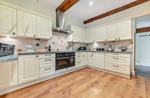 Sedgeberrow Cabaña | Large family and dog friendly Manor House with hot tub - sleeps 10 guests in 5 bedrooms