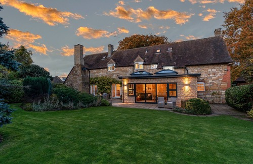 Sedgeberrow Cabaña | Large family and dog friendly Manor House with hot tub - sleeps 10 guests in 5 bedrooms