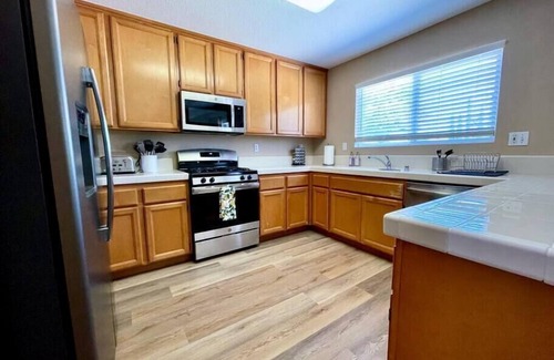 West Sacramento Casa | Large Family home, Garage, Yard w/BBQ, Long Stay