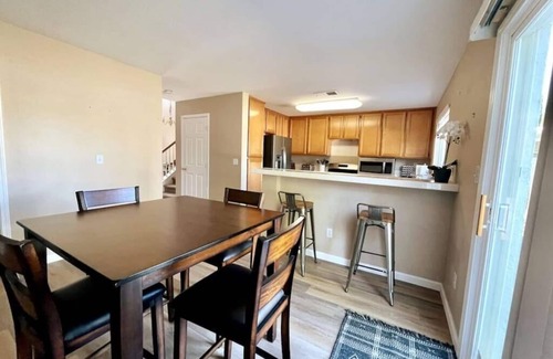 West Sacramento Casa | Large Family home, Garage, Yard w/BBQ, Long Stay