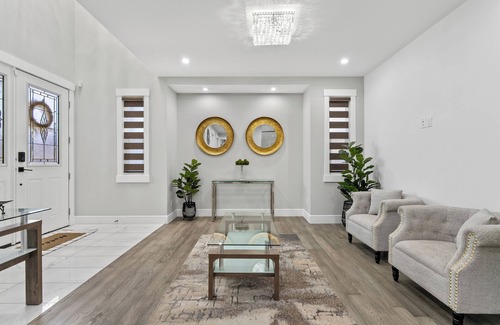 Chestermere Casa | LARGE FAMILY HOME , SPACIOUS & MODERN BY THE LAKESIDE.