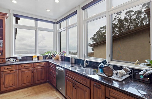 Forestland Casa | Large Family Home in the Oakland Hills - Panoramic Bay Views and Regional Parks!