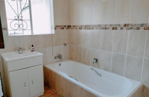 Greater Johannesburg Metropolitan Area Casa | Large Family Home-Neighboring Northcliff and Greymont