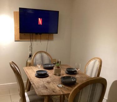 River Casa | Large Family Home, Pet Friendly, 4 Bed 2 Bath House, Sleeps 10, Free Wi-Fi, Free Parking
