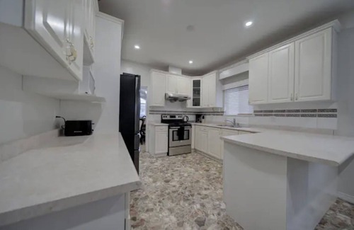 Surrey Newton Casa | Large family home sleeps upto 18 people