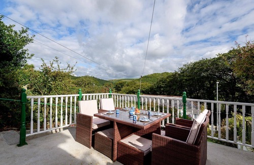 Pelynt Casa | Large family property with parking. Close to Looe town centre.