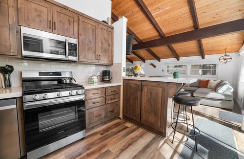Moonridge Cabina | Large Fenced Yard Fire Pit EV Walk to Zoo/Bear Mountain ~ Antler Inn