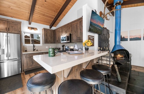 Moonridge Cabina | Large Fenced Yard Fire Pit EV Walk to Zoo/Bear Mountain ~ Antler Inn