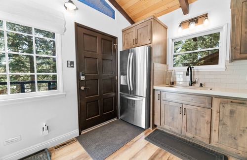 Moonridge Cabina | Large Fenced Yard Fire Pit EV Walk to Zoo/Bear Mountain ~ Antler Inn