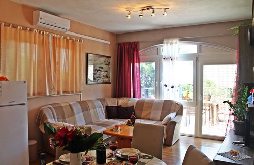 Okrug Gornji Apartamento | Amplio apartamento en el bosque, a solo 450 m de la playa, a 4 km del casco antiguo de Trogir