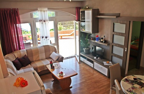 Okrug Gornji Apartamento | Amplio apartamento en el bosque, a solo 450 m de la playa, a 4 km del casco antiguo de Trogir