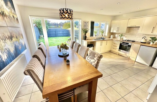 Poole Casa | Large Four Bedroom - With Hot Tub and Parking - Sleeps 8