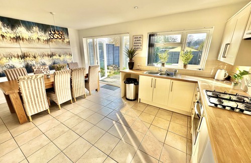 Poole Casa | Large Four Bedroom - With Hot Tub and Parking - Sleeps 8