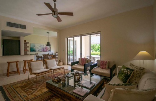 Punta Cana Apartamento | Large fully-equiped golf-front apartment with jacuzzi in luxury beach resort