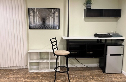Stamford Condominio | Large Furnished Basement Studio with Bathroom, WiFi, AC, and Parking in Stamford