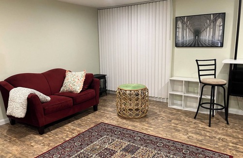 Stamford Condominio | Large Furnished Basement Studio with Bathroom, WiFi, AC, and Parking in Stamford