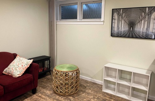 Stamford Condominio | Large Furnished Basement Studio with Bathroom, WiFi, AC, and Parking in Stamford