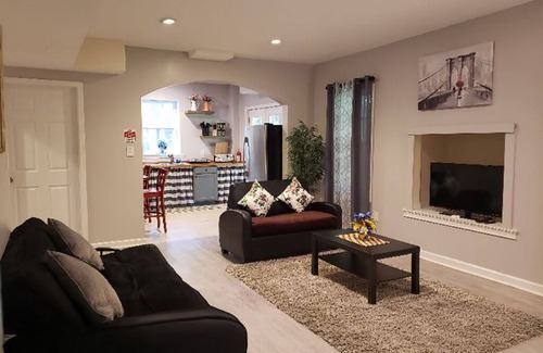 Sharpsburg Casa | Large garden appt, private access, modern kitchen, laundry, King bed, 4min shops