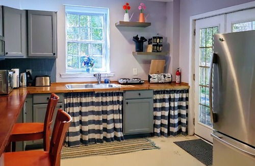 Sharpsburg Casa | Large garden appt, private access, modern kitchen, laundry, King bed, 4min shops