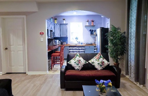 Sharpsburg Casa | Large garden appt, private access, modern kitchen, laundry, King bed, 4min shops