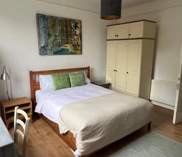 Lee Green Casa | Large garden-view room, 20 min from Central London, in a stylish period property in Lee, with free parking and a friendly Jack Russell