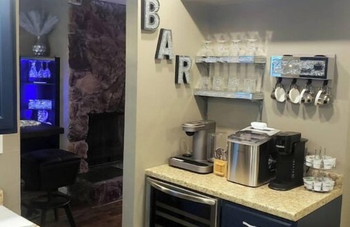 University Area Casa | Large Group Entertainment Zone!