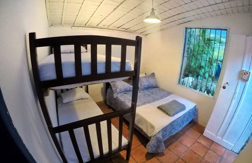 Saco da Capela Casa | Gran grupo de casas en la avenida principal de la isla, al lado del Seaclub