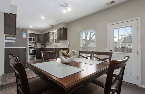 Olathe Casa | Large Groups|Sleeps 12+KingBeds Mins to GEHA