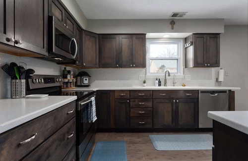 Olathe Casa | Large Groups|Sleeps 12+KingBeds Mins to GEHA