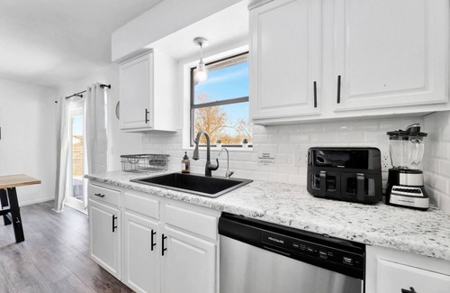 Wichita Casa | *Large groups welcome! Sleeps 10!*