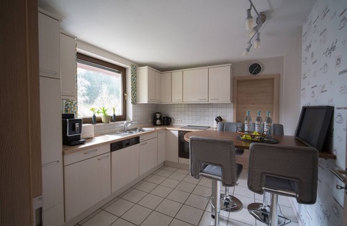 Nimshuscheid Apartamento | Comodidad Apartamento para 9 personas con caseta de jardín separada y sauna, Eifel