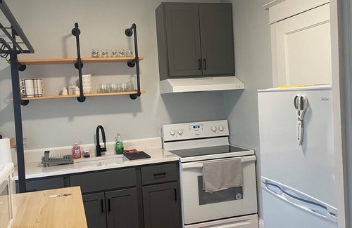 Christiansburg Apartamento | Large, Historic 2 bedroom apartment close to downtown Cburg and VT.
