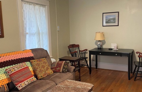 Christiansburg Apartamento | Large, Historic 2 bedroom apartment close to downtown Cburg and VT.