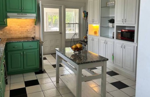 Reidsville Casa | Large Historic 4 BR Home with 2 Acres & Pool in Reidsville