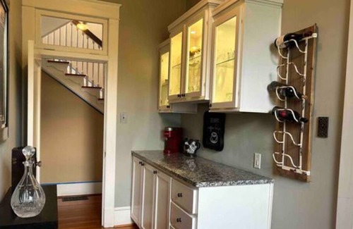 Reidsville Casa | Large Historic 4 BR Home with 2 Acres & Pool in Reidsville