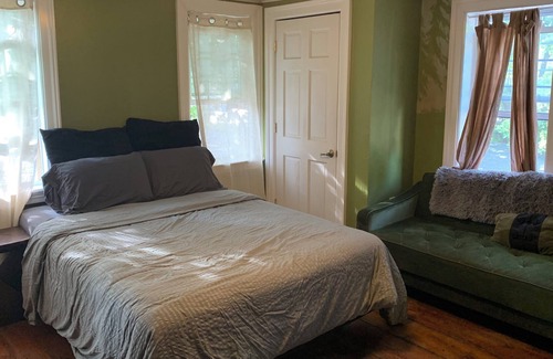 Warwick Apartamento | Large Historic Farm House on lake