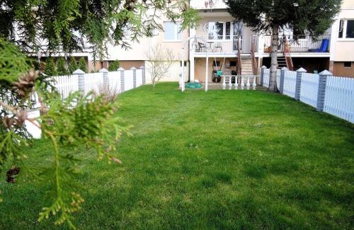 Stepnica Apartamento | Large holiday apartment with a garden in Stepnica
