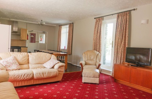 Torpoint Casa | Large holiday home on Rame Peninsula AONB. 5 beds 4 bathrooms. On site parking.