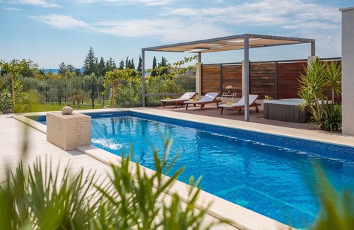 Kastel Stari Villa | gran villa de vacaciones en alquiler cerca de Split, villa de vacaciones en Croacia con piscina, aire acondicionado, paseo a la ciudad villa Croacia