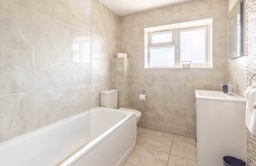 Langley Marish Casa | LARGE HOME - 4 BED/3 BATH & DRIVEWAY PARKING