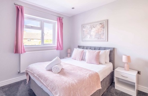 Langley Marish Casa | LARGE HOME - 4 BED/3 BATH & DRIVEWAY PARKING