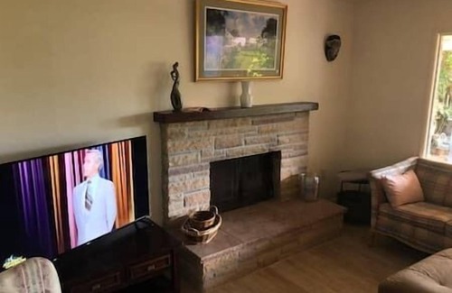 West Mesa Casa | Large home, 4Bdrms, parking. 1 block Mall, near Park-Ocean steps, 5 min Dwntn SB