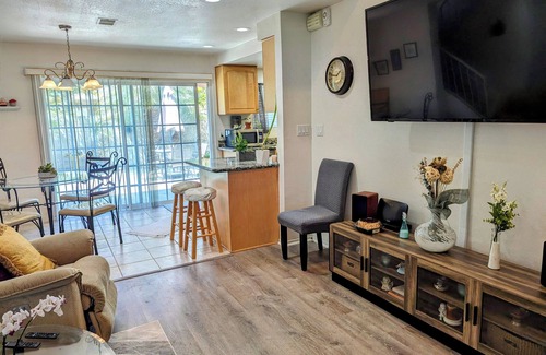 Northwest Torrance Casa | Large home 5 Minutes To South Bay Beaches! 30 mins to LA/Hollywood Theme Parks