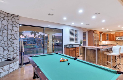 Desert Hot Springs Casa | Large home +>acre compound, sleeps 20,pickle +basketball,15 mins to PS,billiards
