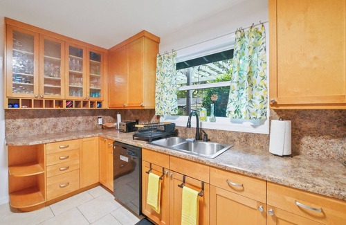 Gainesville Casa | Large Home - Across from Stadium - Walk to UF - Firepit/Free Parking/Patio